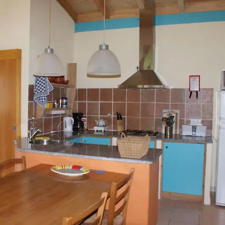 Сasa de vacaciones Detached House With A Large Porch Playground And Pool Tábua